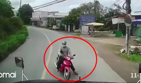 Video: Người đàn ông chạy xe máy ôm cua lấn làn, tông trực diện vào xe tải chạy hướng ngược lại