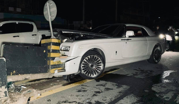 Lái xe say rượu tông Rolls-Royce Phantom Coupe mang biển số "Mr.Idol" vào dải phân cách
