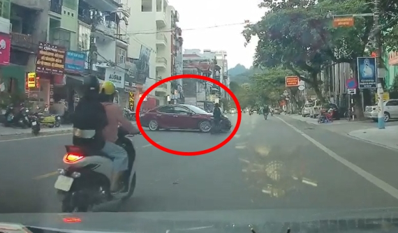 Video quay khoảnh khắc nam sinh chạy xe máy tốc độ cao, tông vào ô tô đang sang đường ở Hà Giang