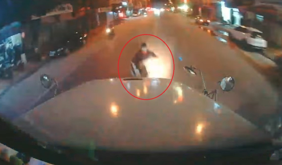 Video: Sang đường khuất tầm nhìn, người phụ nữ đi xe máy va chạm với xe container tại Hải Phòng