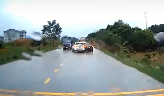 Video: Đánh lái khi đang vượt phải, tài xế lái Toyota Vios khiến xe bên cạnh va chạm với ô tô tải tại Hưng Yên