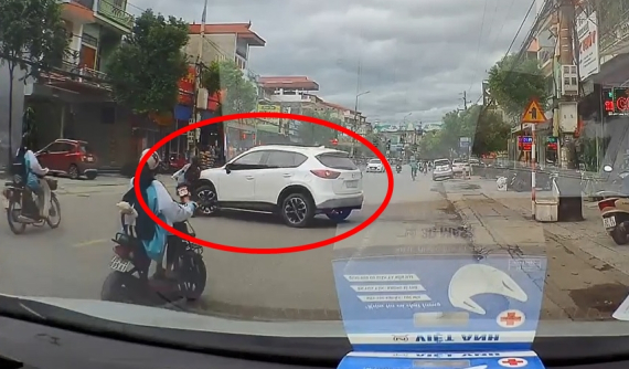 Khoảnh khắc xe Mazda sang đường, va chạm liên hoàn với 3 học sinh ở Thái Nguyên gây tranh cãi