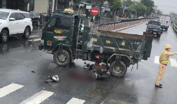 Video: Va chạm với xe ben đang sang đường, người đi xe máy tử vong tại Ninh Bình