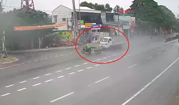 Video: Va chạm với xe máy sang đường, ô tô tải lao vào cửa hàng tạp hóa trên quốc lộ 1A