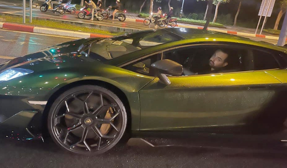 Người đi đường bắt gặp CEO nhà thuốc lái Lamborghini Aventador SVJ trên đường với biểu cảm thú vị
