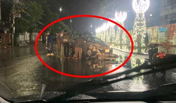 Video: Va chạm với Toyota Vios, cô gái bay lên nóc xe ngồi, người bạn nằm bất tỉnh dưới đường