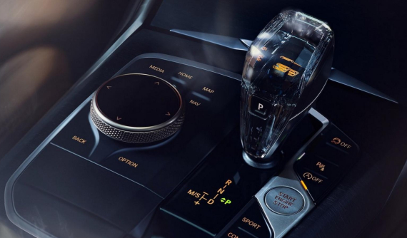 Cần số pha lê và lưới tản nhiệt phát sáng là trang bị tuyệt đẹp trên BMW 3 Series Gran Limousine Iconic Edition