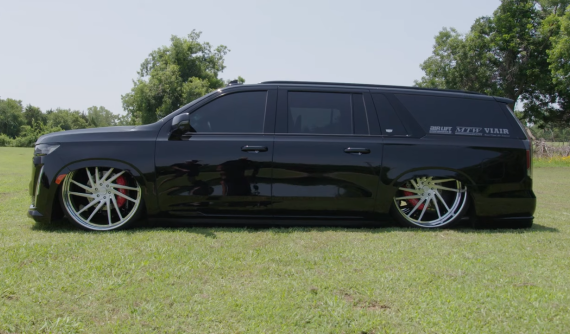 Lạ mắt trước chiếc Cadillac Escalade 2021 độ thấp sát đất hết mức có thể