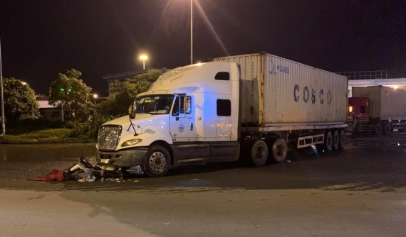 Video: Va chạm với xe container đang rẽ, thanh niên đi xe máy tử vong tại Hải Phòng