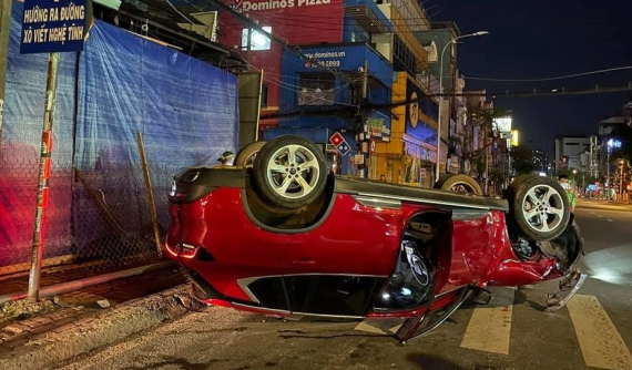 VinFast LUX SA2.0 húc đổ cột đèn rồi "ngửa bụng" giữa đường, 2 người kêu cứu trong xe