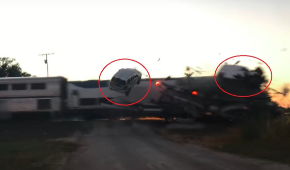 Video: Ô tô con văng lên không trung trong vụ tàu hỏa tông xe đầu kéo