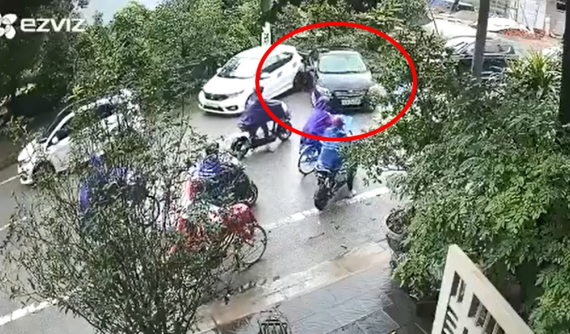 Dân mạng lắc đầu với video nữ tài xế lùi xe tông trúng người đi đường, tiến tới lại đâm ngã 1 chậu cây kiểng