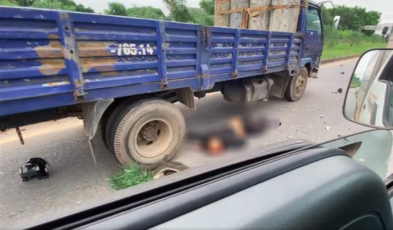 Đi ngược chiều trên cao tốc Hà Nội - Thái Nguyên và va chạm với 2 ô tô, người đi xe máy nguy kịch