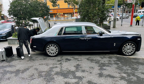 Nóng máu với cách đối xử của nhân viên ngân hàng, đại gia điều xe Rolls-Royce Phantom đến chở gần 18 tỷ đồng tiền mặt