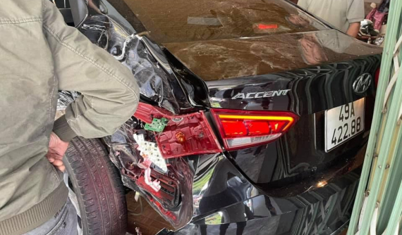 Video: Hyundai Accent lao vào nhà dân trong vụ tai nạn liên hoàn khiến 5 người bị thương tại Lâm Đồng