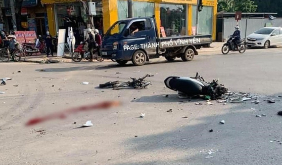 Video: Xe máy "kẹp ba" vượt đèn đỏ, tông trúng xe phoọc, 1 nam sinh tử vong tại Vĩnh Phúc
