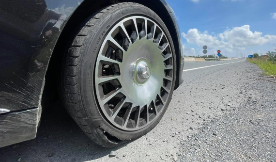 Trải nghiệm đường miền Tây khiến lái xe Mercedes-Maybach S-Class khóc ròng vì 1 bánh xe nổ vỏ