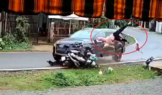 Video: Ôm cua tốc độ cao, ô tô Audi lấn làn đường, tông văng người phụ nữ đi xe máy tại Lâm Đồng