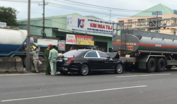 Đồng Nai: Mercedes-Benz S-Class tông đuôi xe bồn trên QL51, phần đầu xe hư hỏng nặng