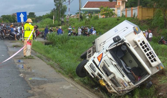 Video: Ô tô tải đông lạnh lao vào lề đường, tông tử vong người đang dắt xe máy tại Phú Yên