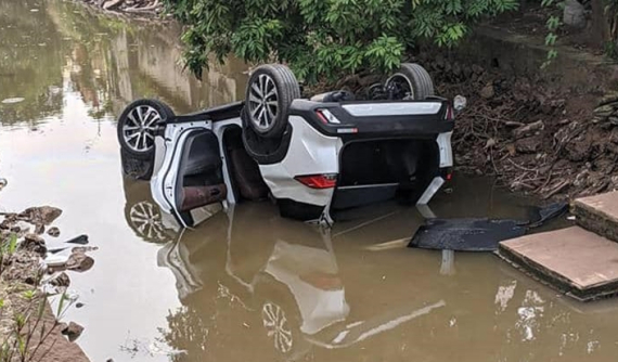 Ninh Bình: Nữ tài xế lao xe Toyota Corolla Cross xuống sông, may mắn thoát chết