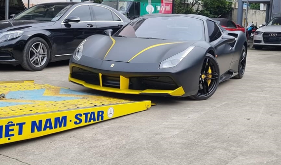 Ferrari 488 Spider độ Novitec lại thay áo mới trước khi được vận chuyển về Đà Nẵng