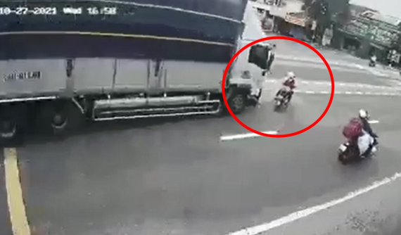 Hãi hùng với video xe đạp điện sang đường bị xe tải tông trúng, 3 mẹ con văng xa hàng chục mét
