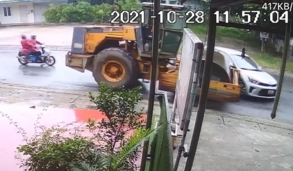 Video quay khoảnh khắc xe lu tông trúng ô tô đang quay đầu, cảnh tượng sau đó mới khiến người xem khó hiểu