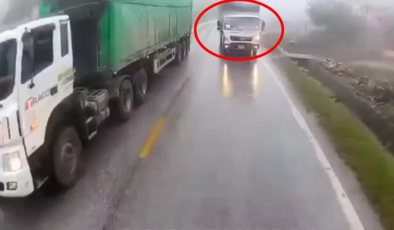 Video quay khoảnh khắc xe tải lấn làn trên đường đèo QL6 bị mù sương, tai nạn là điều không tránh khỏi