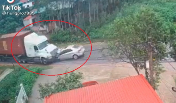 Video quay khoảnh khắc ô tô con chạy lấn làn, tông trực diện xe container tại Bắc Giang