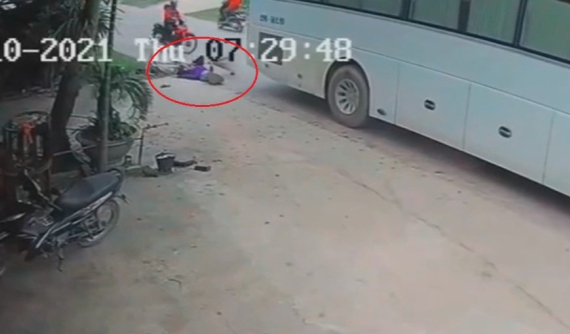 Video: Ô tô chở công nhân cán tử vong người phụ nữ đi xe đạp tại Bắc Giang