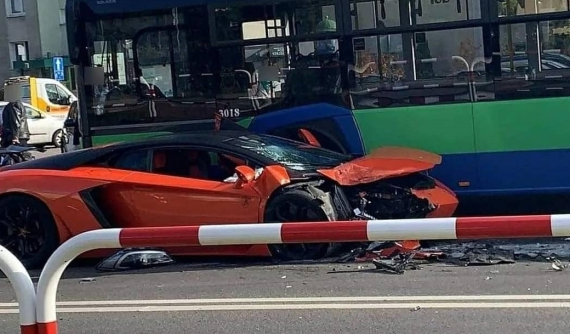 Gây tai nạn liên hoàn, lái xe Lamborghini Aventador cùng hành khách nhanh chóng bỏ trốn