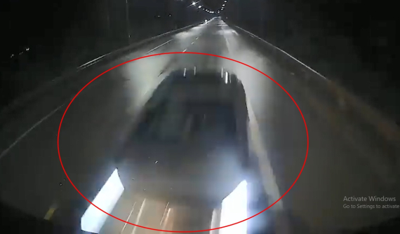 Khoảnh khắc xe ô tô lấn làn, đâm trực diện vào xe chạy ngược chiều khiến người xem thót tim