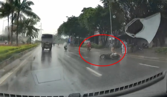 Video: Người đàn ông đuổi theo xe máy tông mình ngã trên đường ở Hà Nội khiến dân mạng phì cười