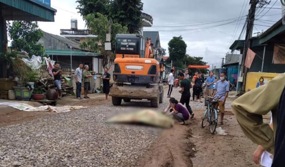 Video quay khoảnh khắc máy xúc cán tử vong bà cụ đang dắt bộ xe đạp ở Điện Biên