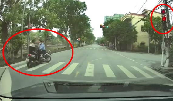 Video quay khoảnh khắc 2 xe máy tông nhau ở ngã 3 tại Nam Định, 3 người bị thương