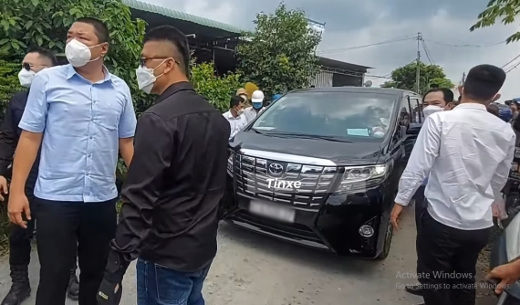 Không phải Rolls-Royce hay Bentley đắt tiền, Toyota Alphard mới chính là "cận vệ" đưa đón bà Phương Hằng xuống Tịnh Thất Bồng Lai