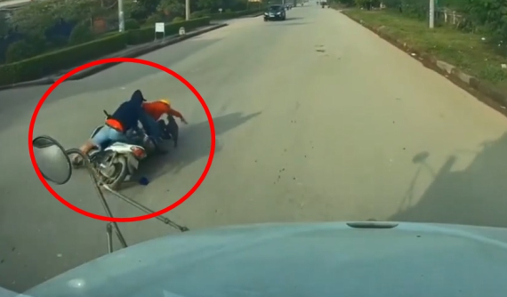 Video: 2 xe máy đâm sầm vào nhau, lỗi anh sang đường ẩu, lỗi tôi chạy quá nhanh, may mắn xe container né được