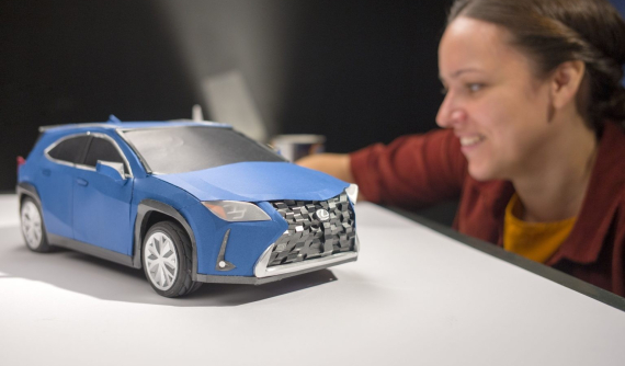 Thán phục người nghệ sĩ tạo nên mô hình Lexus UX 300e hoàn toàn bằng giấy
