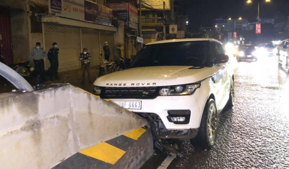 Vụ tai nạn này cho thấy xe Range Rover rất cứng cáp, tài xế không bị 1 vết thương nào dù là xây xước