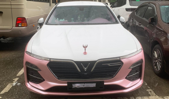 Xe VinFast LUX A2.0 của các đối tượng tổ chức đánh bạc bị công an bắt giữ có biểu tượng khó hiểu