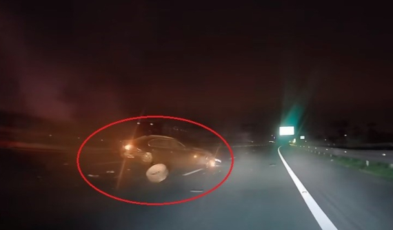 Video: Ô tô BMW tông vào dải phân cách, rụng bánh trên cao tốc Pháp Vân - Cầu Giẽ
