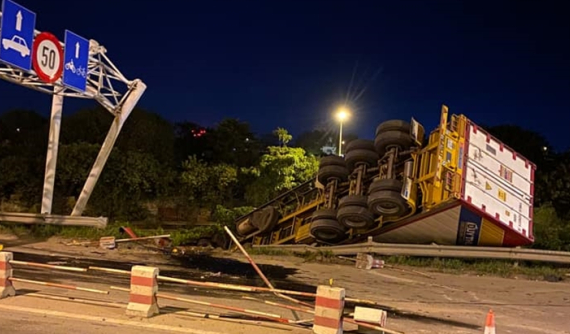 Xe container tông giá long môn và dải lan can trên cầu Thanh Trì rồi lật nghiêng dưới vực
