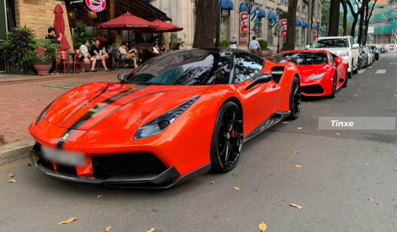 Cặp đôi siêu xe đỏ chót trên đường phố Sài thành, mỗi xe mang lý lịch riêng, có chiếc mang bản độ đẹp mắt