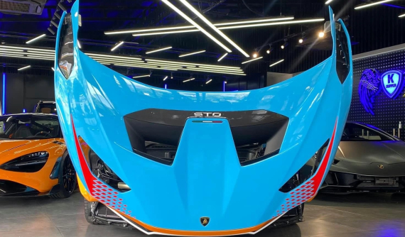 Lamborghini Huracan STO trở nên cá tính khi đỗ cạnh Lamborghini Huracan EVO và McLaren 765LT