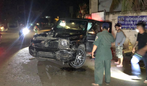 Mercedes-AMG G63 hỏng nặng đầu xe sau va chạm với xe tải, tài xế không bị thương tích nào
