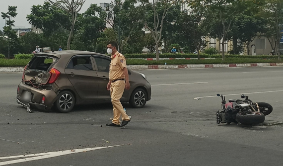 Thủ Đức: Xe mô tô tông bẹp dúm đuôi xe Kia Morning trên đại lộ Phạm Văn Đồng