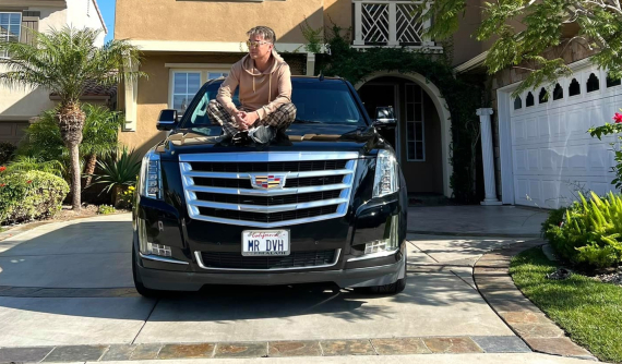 "Vùng đất cấm" Đàm Vĩnh Hưng khoe ảnh bên "vợ cưng" Cadillac Escalade mang biển số tên mình ở Mỹ