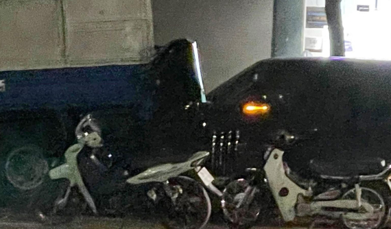 Hà Nội: Va chạm với ô tô tải, SUV hạng sang Range Rover đắt tiền cong vênh nắp capô