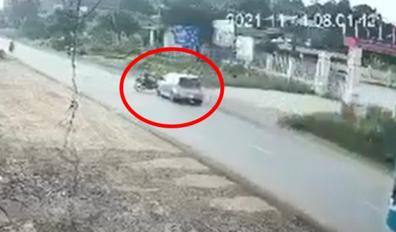 Video quay khoảnh khắc xe máy sang đường bị ô tô tông văng, 1 người nguy kịch